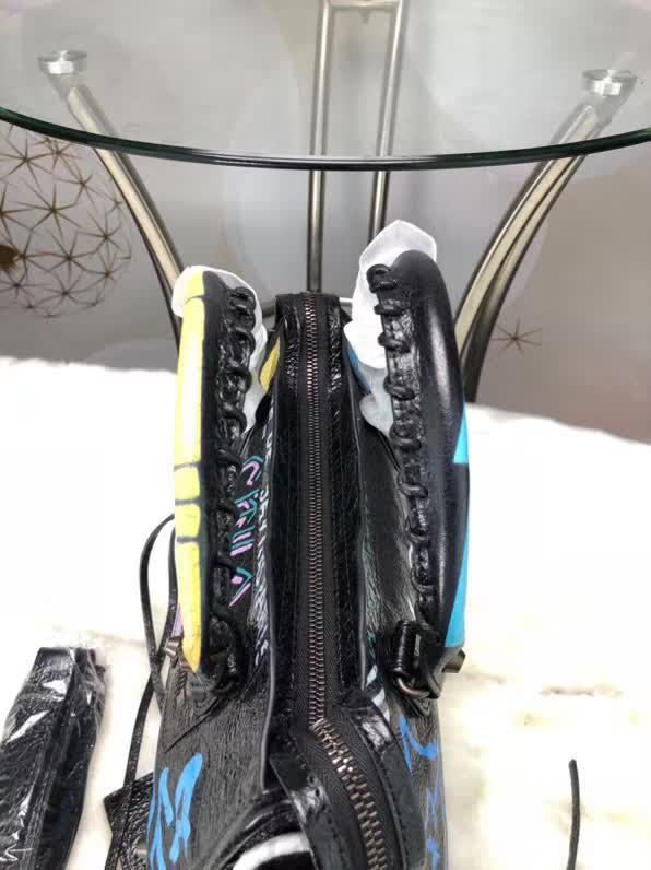 BALENCIAG巴黎世家 歐洲水貨 Balenciaga city小黑釘 限量 原廠爆裂紋羊皮黑白塗鴉 可手提單肩斜跨  BL1046
